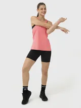 Musculosa deportiva de secado rápido, color coral, con cuello redondo y espalda estilo nadador.