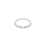 Anillo de banda plateada con hilera de piedras blancas talla marquise.