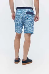 Short de baño estilo surf color gris, de largo medio, con estampado geométrico abstracto y cordón ajustable en la cintura. Incluye bolsillo trasero con solapa.