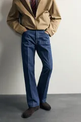 Jeans de denim azul oscuro sin lavados, corte recto con raya frontal planchada, tiro medio, cinco bolsillos y cierre frontal de botonadura. Colección especial Aaron Levine x Zara.