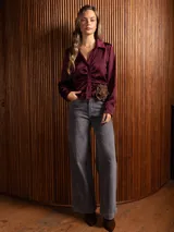 Camisa de seda color marrón chocolate, con cuello clásico, mangas largas y detalle de fruncido central con botones frontales.