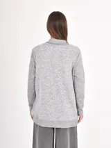 Saco abierto de tejido de punto color negro, con cuello solapa acanalado y mangas largas.