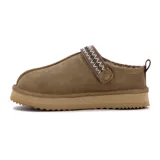 Zapato tipo zueco de gamuza marrón, con suela plataforma ranurada y una tira decorativa en el empeine con bordado geométrico.