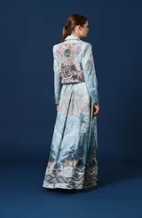 Falda larga de tiro alto con diseño estampado de paisaje montañoso y ciervos. Presenta una silueta amplia con tablas en la cintura y caída fluida.