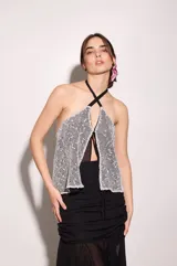 Top reversible de corte suelto y fluido, con tiras cruzadas al cuello y abertura frontal.