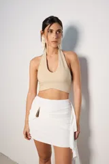 Top corto color marrón oscuro, estilo halter con escote pronunciado en V.