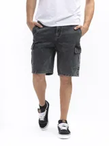 Bermuda de jean color gris oscuro con efecto lavado, estilo cargo, con bolsillos laterales con tapa y cierre de botón y cremallera.