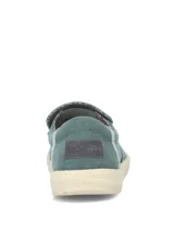 Zapato tipo slip on color verde con suela de goma EVA en tono beige y detalles elásticos en los laterales para mayor comodidad.