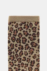 Par de calcetines con estampado animal print de leopardo en tonos marrones y beige, con acabado en rib en la parte superior.