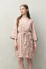 Bata de pijama tipo kimono con estampado animal print en tonos beige y negro, de silueta relajada, con cruce frontal y lazo regulable en la cintura. Tiene mangas amplias y largo por encima de la rodilla.