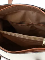Cartera tipo tote de cuero color off-white con asas largas y detalles en tono tostado. Cuenta con un pequeño logo metálico dorado en la parte inferior frontal.