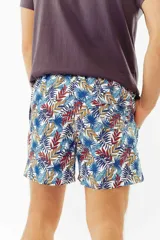 Short de baño azul con franjas horizontales en celeste y azul claro. Cuenta con cintura elástica ajustable con cordón, dos bolsillos laterales y uno trasero.