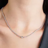 Gargantilla plateada con pequeños brillantes engarzados en toda su extensión y un brillante más grande en el centro.