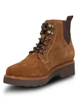 Botas acordonadas de gamuza color marrón, con suela de plataforma dentada y detalles de elástico en los laterales. Presentan ojales metálicos y cordones bicolores.