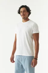 Remera básica de algodón color blanco, con escote redondo, mangas cortas y detalle de logo bordado en el pecho.
