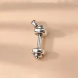 Dije en forma de mancuerna de gimnasio, fabricado en plata 925, con acabado brillante y argolla superior para colgar.