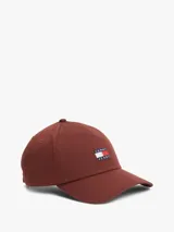 Gorra de béisbol de algodón con visera curva, ojales de ventilación y hebilla metálica de ajuste en la parte trasera. Presenta un parche frontal con el logo distintivo de Tommy Jeans.