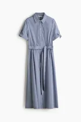Vestido midi camisero con estampado de rayas verticales en tonos azul y blanco, cuello camisero, botonadura frontal y mangas cortas. Incluye un cinturón para anudar en la cintura y falda de corte acampanado.