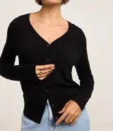 Cardigan de punto fino color gris, con escote en V, cierre frontal con botones y mangas largas. Confeccionado en una mezcla de viscosa y poliamida.