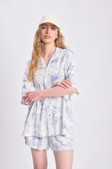 Short casual de lino color blanco con estampado de motivos playeros en azul.