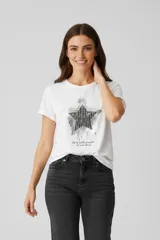 Remera de manga corta con cuello redondo, diseño holgado y estampado frontal de estrella con efecto foil y frase.