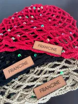Gorro tejido en red color beige con sutiles destellos.