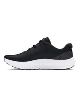 Championes de running Under Armour modelo Charged Surge 4, color negro con entresuela blanca. Presentan parte superior de malla transpirable con superposiciones sintéticas, amortiguación Charged Cushioning en la entresuela y suela de goma resistente.