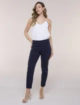 Pantalón recto de gabardina elastizada Zac & Rachel, color blanco, con pretina ancha y faja interna modeladora, bolsillos delanteros simulados y bolsillos traseros tipo ojal.