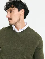 Sweater de punto con escote en V y manga larga, confeccionado en tejido acrílico con textura suave.