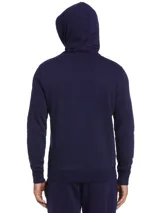 Buzo hoodie azul marino de hombre, con capucha ajustable con cordón celeste y logo de pingüino celeste estampado en el pecho. Tiene bolsillo tipo canguro y puños y cintura acanalados.
