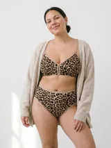 Soutien Comfort blanco de copa soft sin aro, con soporte amplio y adaptable, confeccionado en tejido ECO Lycra CO2 sustentable.
