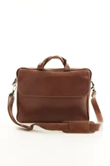 Portafolio de cuero color marrón, con asas superiores reforzadas, correa ajustable desmontable para el hombro y bolsillo exterior con solapa. Diseñado para oficina y uso profesional.
