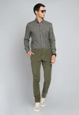 Pantalón de pana azul marino, de corte recto, con bolsillos laterales y traseros.