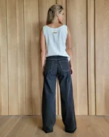 Pantalón de jean estilo wide leg con costuras verticales frontales, tiro alto y bolsillos laterales.