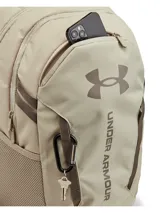 Mochila Under Armour Hustle 6.0 color beige y marrón, impermeable con tecnología UA Storm, compartimento para portátil, bolsillos laterales de malla y gran capacidad.