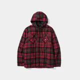 Chaqueta tipo camisa de franela con capucha, diseño a cuadros en tonos rojo y negro. Cuenta con cierre frontal de botones a presión, dos bolsillos frontales con solapa en el pecho y logo de la marca CAT.