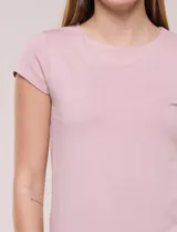 Remera básica blanca de manga corta, con calce al cuerpo, cuello redondo y frente forrado en doble tela.