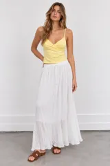 Top amarillo de tirantes finos, con escote en V cruzado y corte al cuerpo.