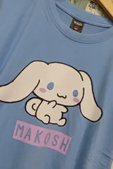 Remera celeste con estampado de Cinamoroll y el logo de la marca Makosh.