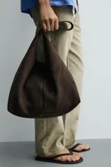 Bolso shopper marrón de hombro, con diseño liso, compartimento principal con cierre de cremallera y un bolsillo plano interior.