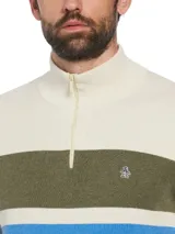 Sweater de punto color crema con franjas horizontales en verde oliva, azul y gris. Tiene cuello alto con cierre de un cuarto y logo de pingüino bordado en el pecho.