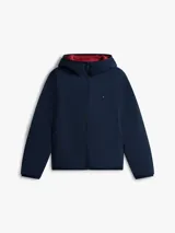 Campera puffer ligera roja con capucha y cierre frontal de cremallera. Presenta diseño acolchado horizontal, bolsillos laterales con cierre y el logo bordado en el pecho.