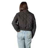 Campera bomber acolchada negra de nylon, con cuello redondo, cierre frontal, mangas largas y tres bolsillos externos con cierre.