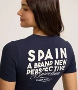 Remera de algodón azul marino, de corte ajustado, con cuello redondo y mangas cortas. Estampa frontal con la leyenda "1996 Barcelona".