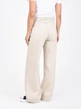 Jean wide leg de tiro alto en color beige, con diseño de perneras amplias y bolsillos delanteros y traseros.