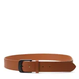 Cinto de cuero color marrón con hebilla metálica en color negro mate y detalle de logo grabado en el extremo.