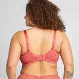 Sujetador tipo corbeille envolvente de encaje color rosa, con aros, tirantes ajustables y detalles dorados en los aros de los tirantes.