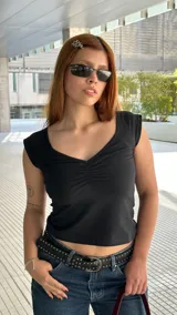 Remera negra corta de algodón, con escote en V fruncido al centro y mangas casquillo.