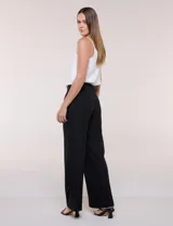 Pantalón de vestir de tiro alto, color beige, con corte wide leg y pinzas frontales.