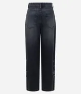 Pantalón de jean color negro con corte baggy y cintura media. Presenta estrellas bordadas con acabado desflecado en las piernas y bolsillos funcionales.